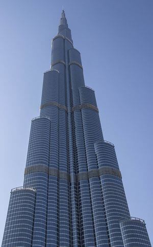 uma esplêndido, moderno arranha-céu torre sobe alta e brilhando contra uma  claro, transparente fundo, exibindo Está grandeza e excelência dentro  arquitetura.generativa ai 23575278 PNG