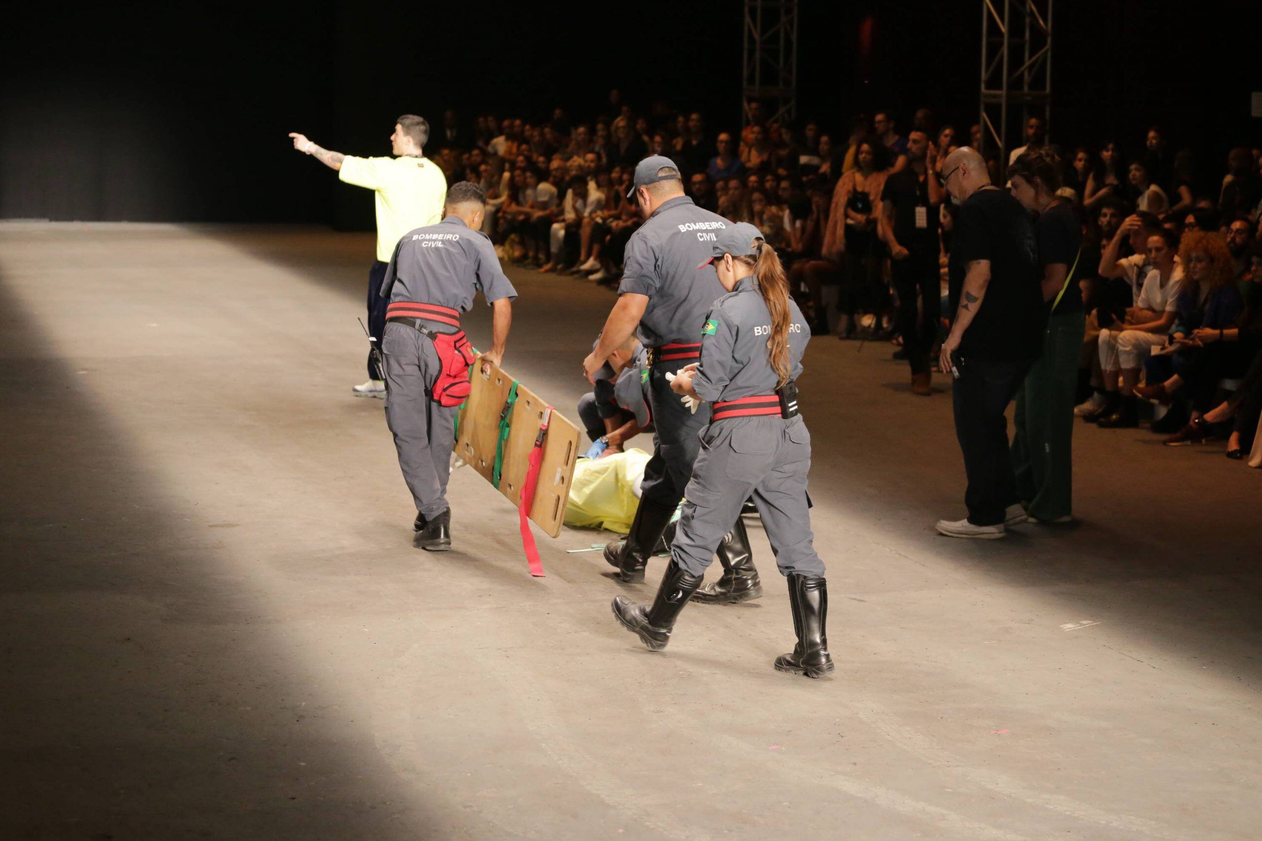 Modelo morre após desmaiar na passarela da São Paulo Fashion Week – Metro  World News Brasil