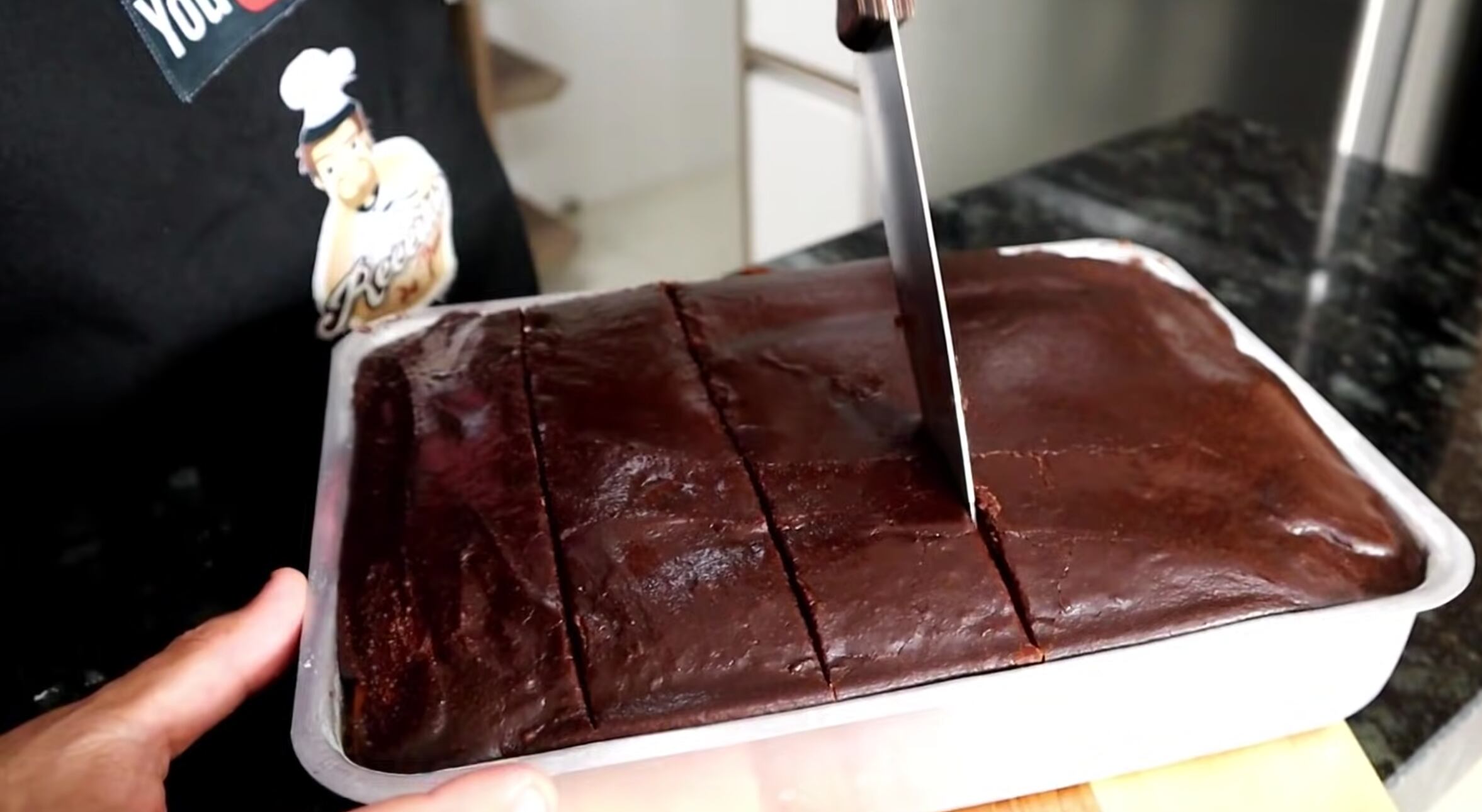 Aprenda como fazer o clássico Bolo de Cenoura com Cobertura de Chocolate -  Famintas