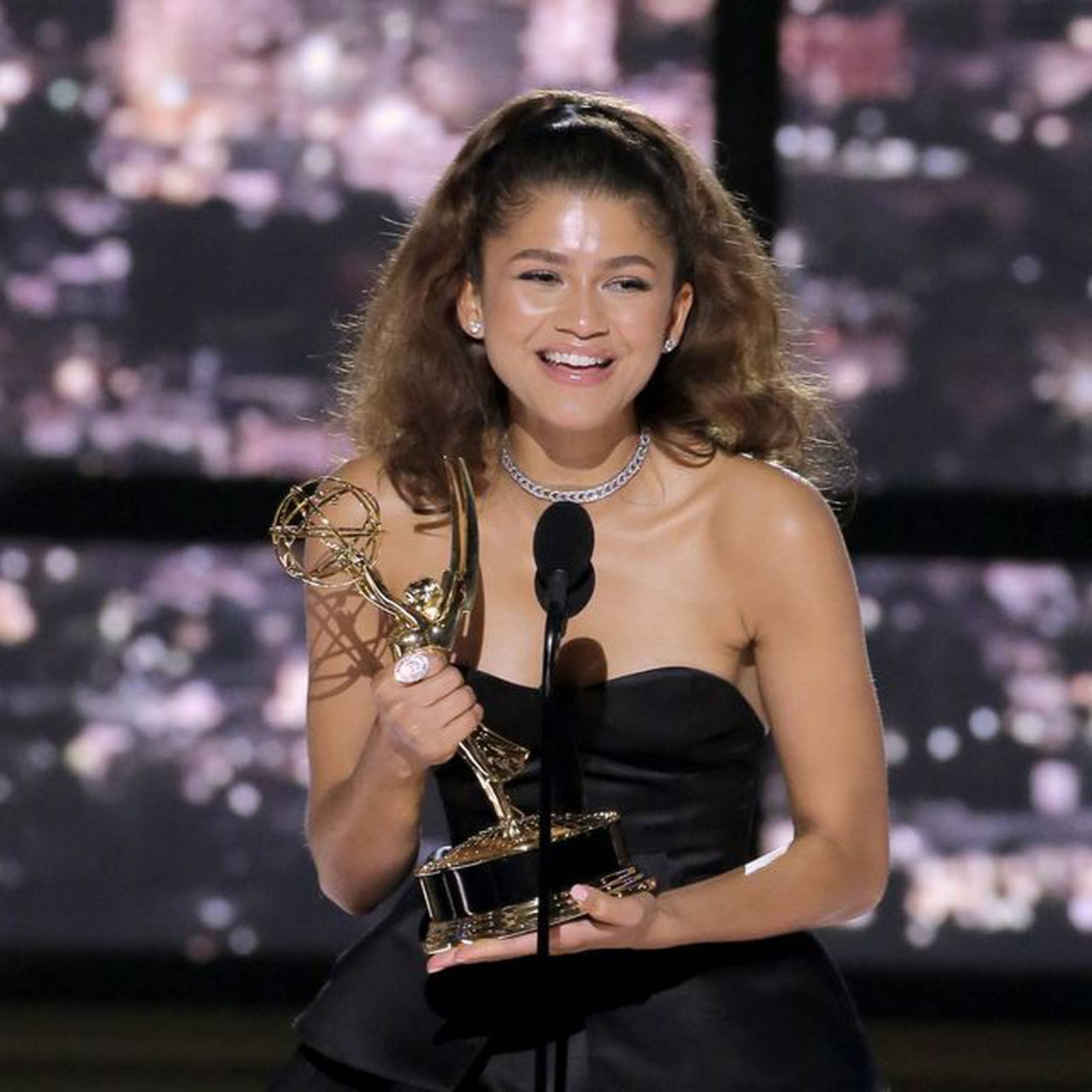 Zendaya estabelece novo recorde ao conquistar 2 Emmys como atriz
