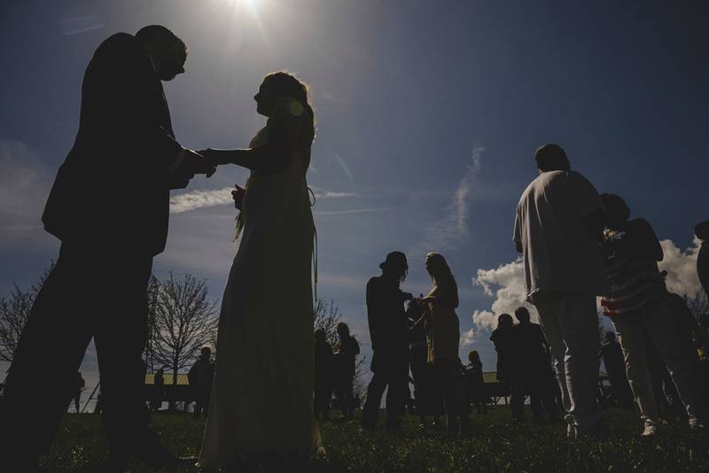 Eclipse solar tornase cenário de um casamento em massa nos Estados Unidos