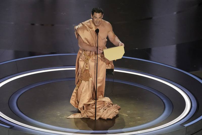 John Cena Aqui está a sua épica mudança de roupa no Oscar de 2024.
