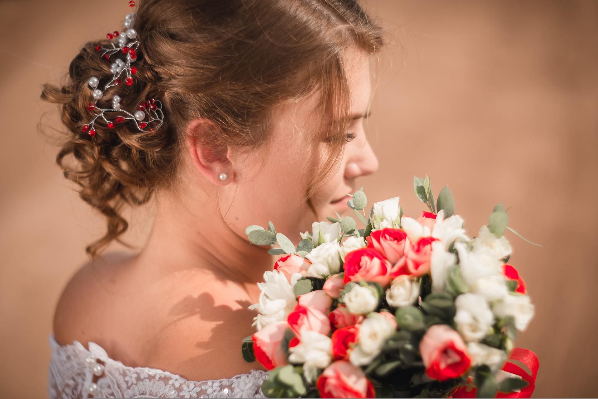 Noiva tem reação inesperada ao realizar o teste de penteado para seu  casamento – Metro World News Brasil