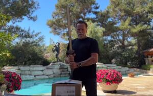 Arnold Schwarzenegger usa espada de 'Conan, el bárbaro' para abrir