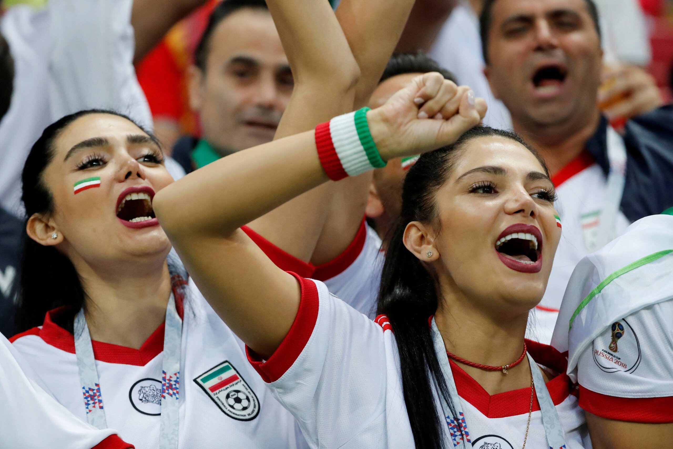 Mulheres iranianas assistem a jogo da 1ª divisão de futebol pela