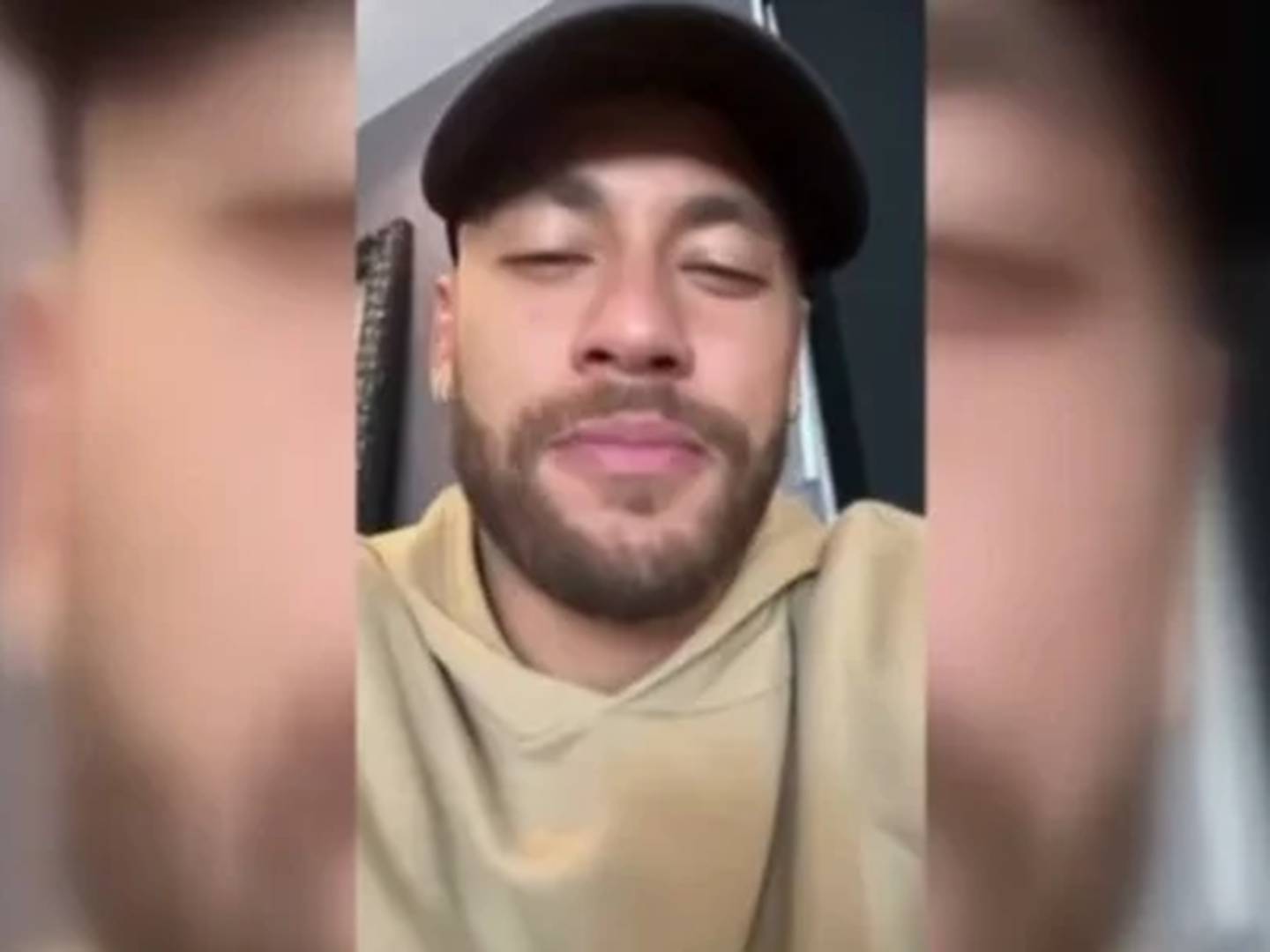 Marmelada? Neymar tira figurinhas raras dele mesmo e brinca com fãs