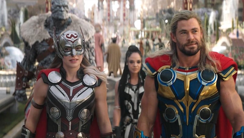 Filhos de Chris Hemsworth aparecem em Thor: Amor e Trovão: detalhes, Zappeando Filmes