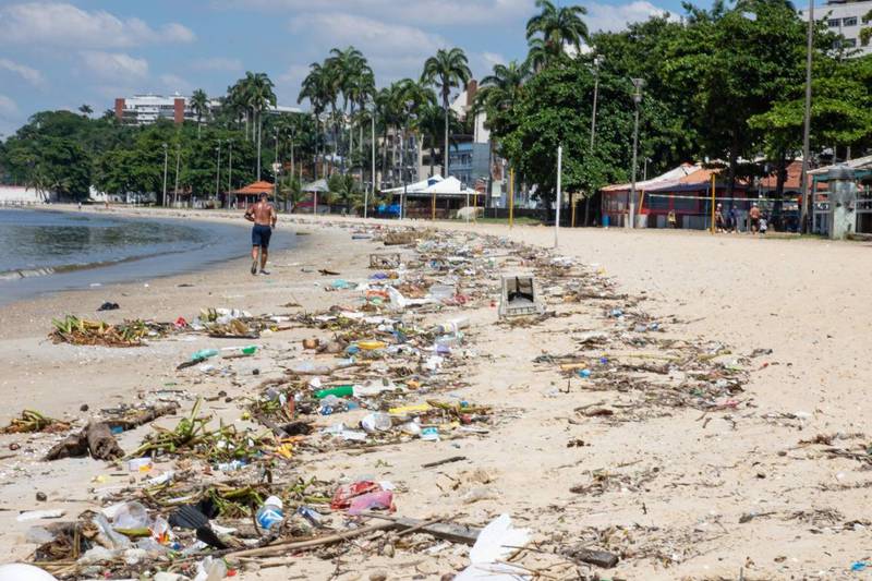 Temporal causa ‘tsunami’ de lixo em praias do Rio de Janeiro Metro