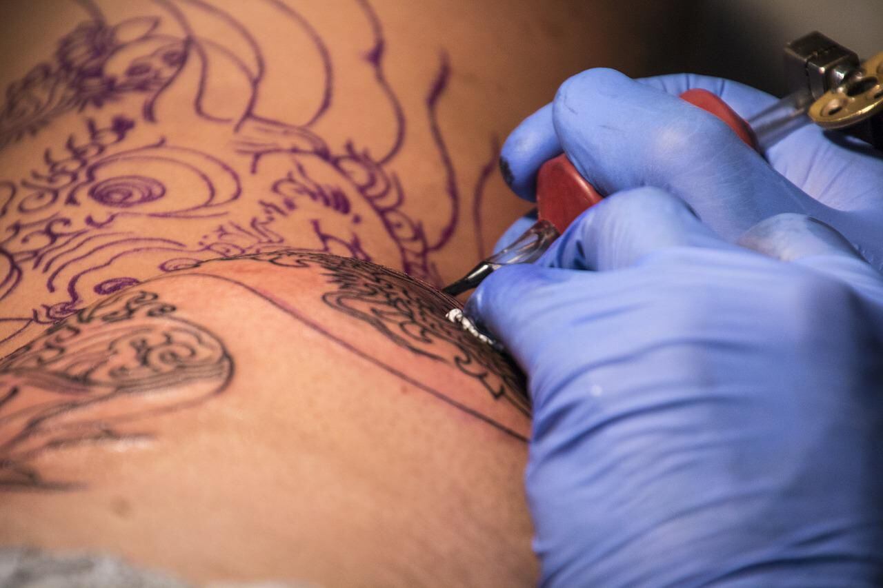 As tatuagens nas mãos desbotam mais rápido? Uma tatuadora explica