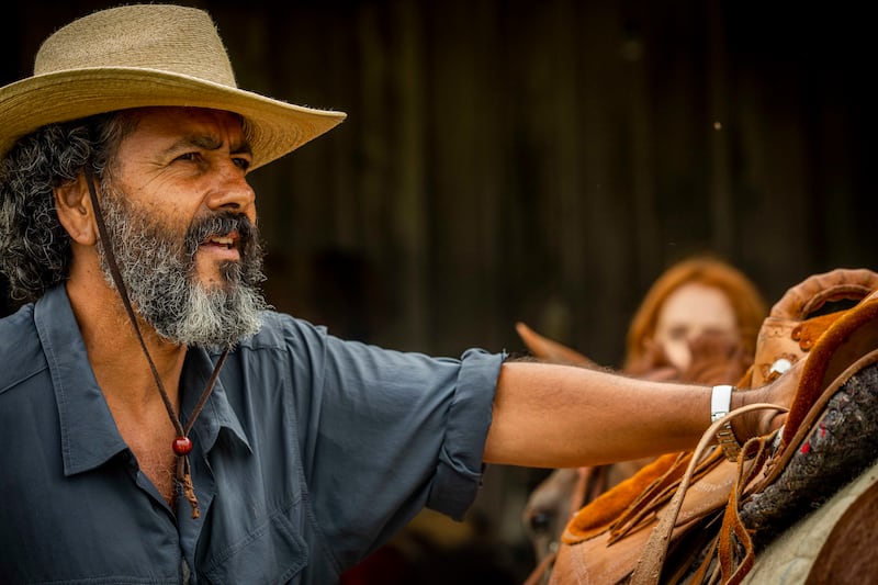 Em "Pantanal", José Leôncio (Marcos Palmeira) descobre que Alciddes (Juliano Cazarré) foi violentado por Tenório (Murilo Benício)