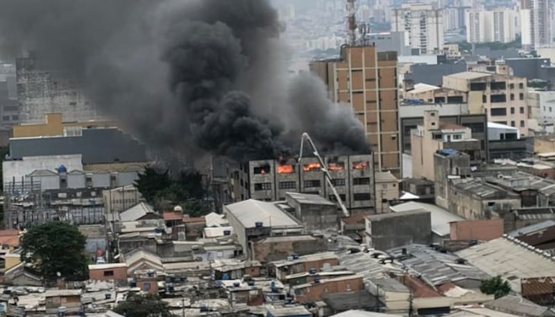 Incêndio em prédio comercial no Brás.