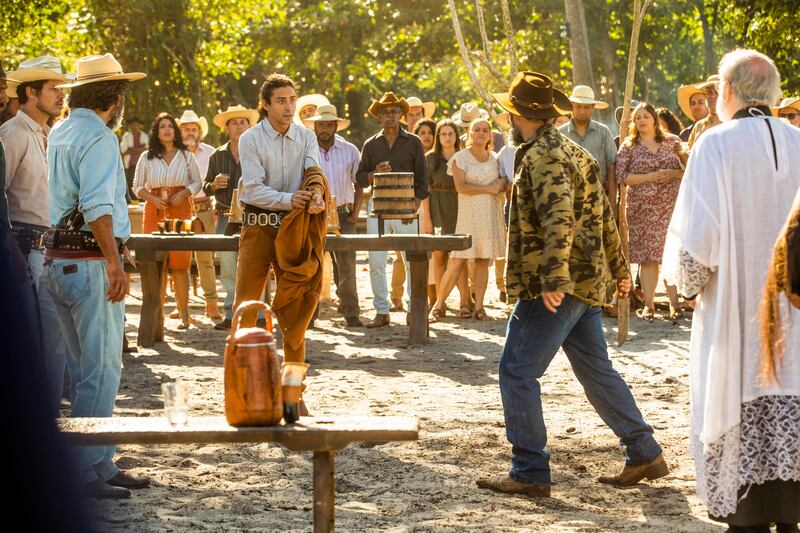 Em Pantanal, Jove (Jesuíta Barbosa) e Alcides (Juliano Cazarré) brigam por causa de Juma (Alanis Guillen)