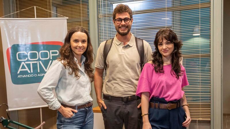 Terra e Paixão: Débora Falabella, Rafael Vitti e Debora Ozório na cooperativa de Nova Primavera