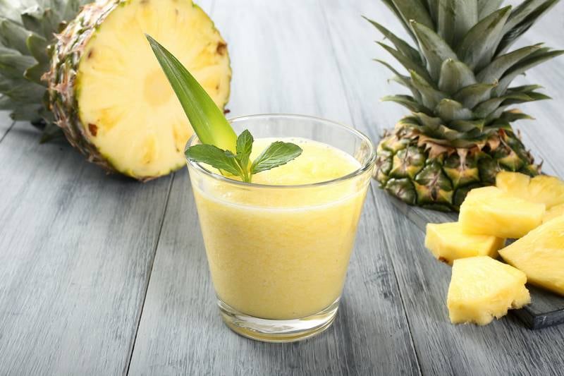 Suco natural caseiro potente com abacaxi para ajudar a desinchar o corpo