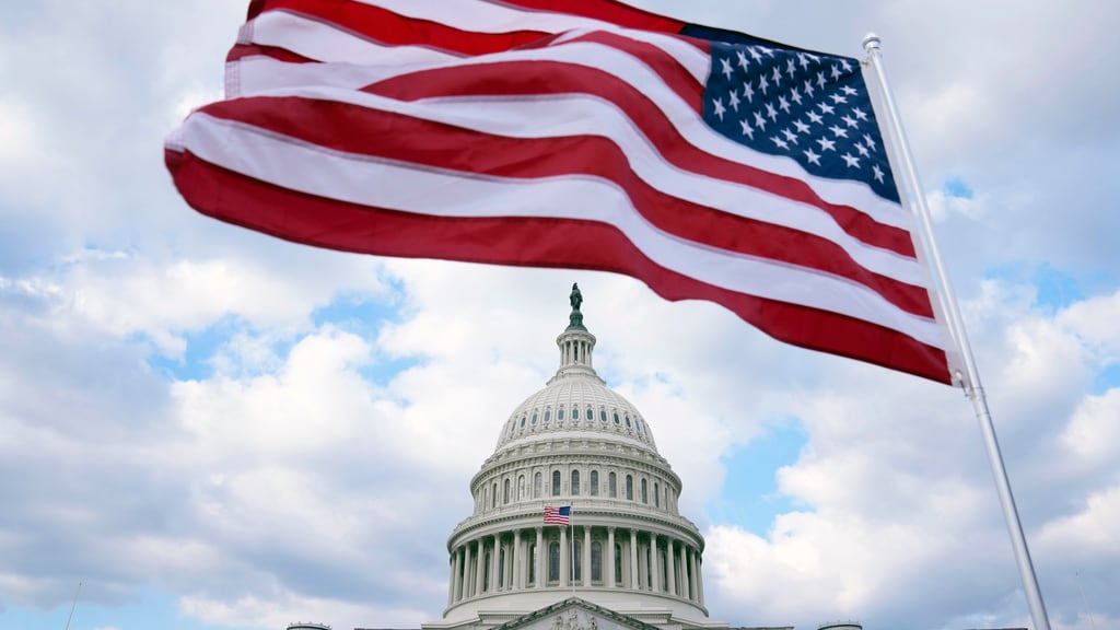 Archivo - Una bandera de Estados Unidos ondea frente el Capitolio el 6 de febrero de 2023, en Washington. Estados Unidos está a punto de iniciar la cuenta regresiva para celebrar su 250 aniversario. (AP Foto/Mariam Zuhaib, Archivo)