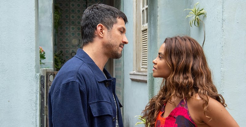 Romulo Estrela e Lucy Alves contracenam em "Travessia", novela de Gloria Perez