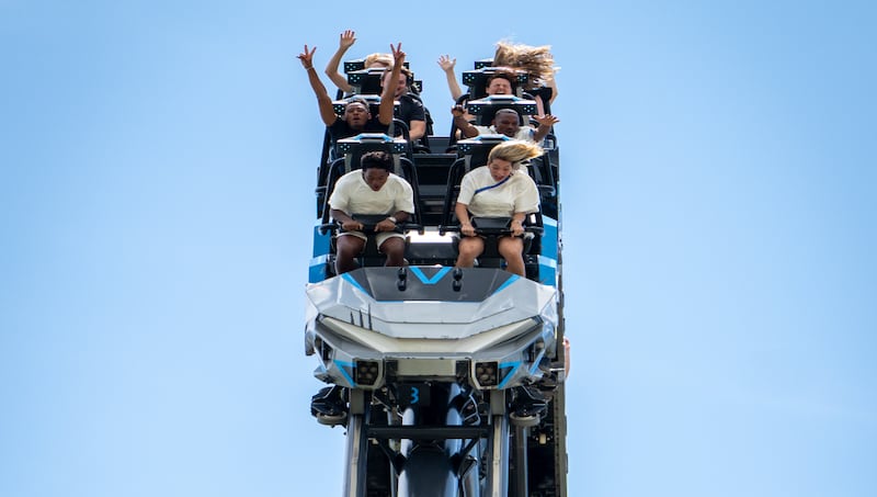 Na Universal, Endrick e namorada na primeira fila da VelociCoaster