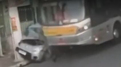 VÍDEO: Ônibus “espreme” carro contra poste na Zona Leste de SP; motorista escapou por 30 segundos