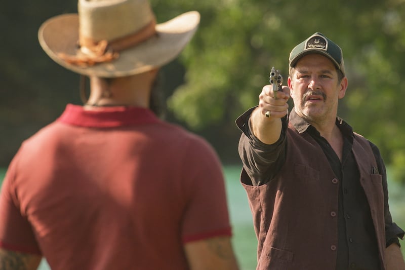 Na última semana de "Pantanal", Alcides (Juliano Cazarré) fica na mira de Tenório (Murilo Benício)