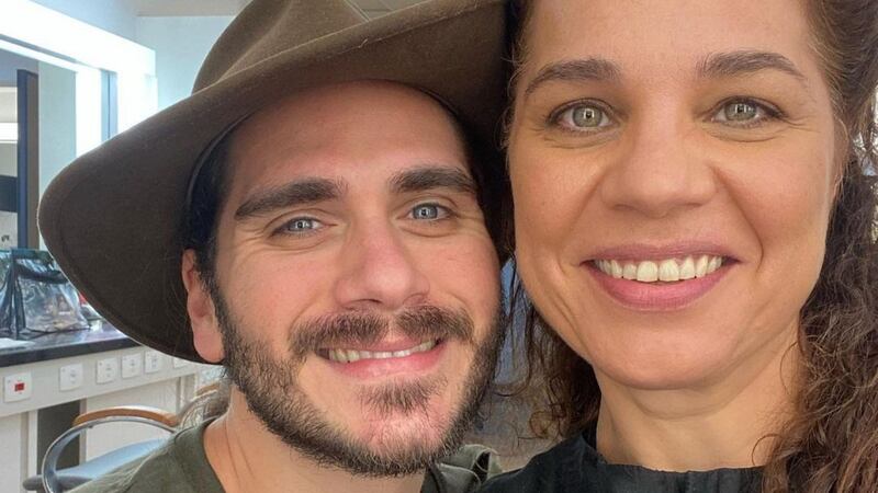 Gabriel Sater e Isabel Teixeira nos bastidores do remake de Pantanal