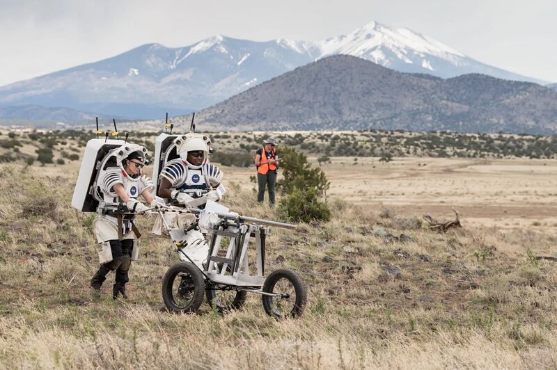 Astronautas Kate Rubins y Andre Douglas empujan un carro de herramientas NASA Josh Valcárcel