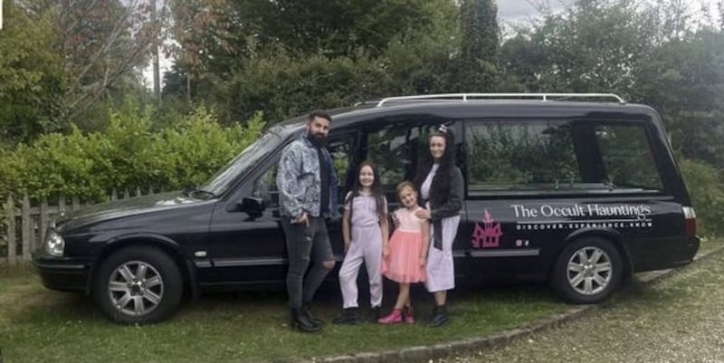 Jon Paul Kennedy e sua companheira, Kymmi Jeffery, com as filhas Snow e Pebble no carro fúnebre da família