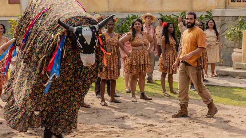 Remake de Renascer: no segundo capítulo da novela, José Inocêncio é atacado por  Boi Bumbá