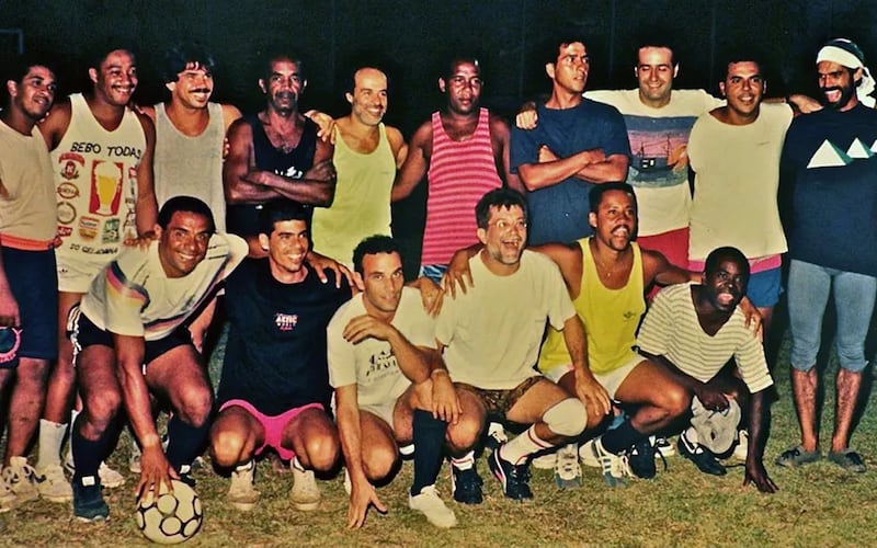 Remake de Renascer: Em 1993, o elenco masculino tirou uma foto durante um jogo de futebol que marcou os fãs