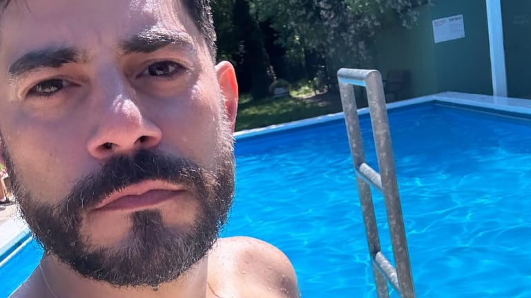 Nada de praia, Evaristo Costa aproveita o verão na Europa dentro da piscina