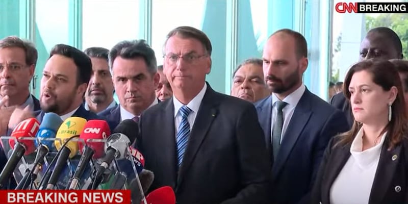 Bolsonaro faz breve pronunciamento e diz que respeitará Constituição