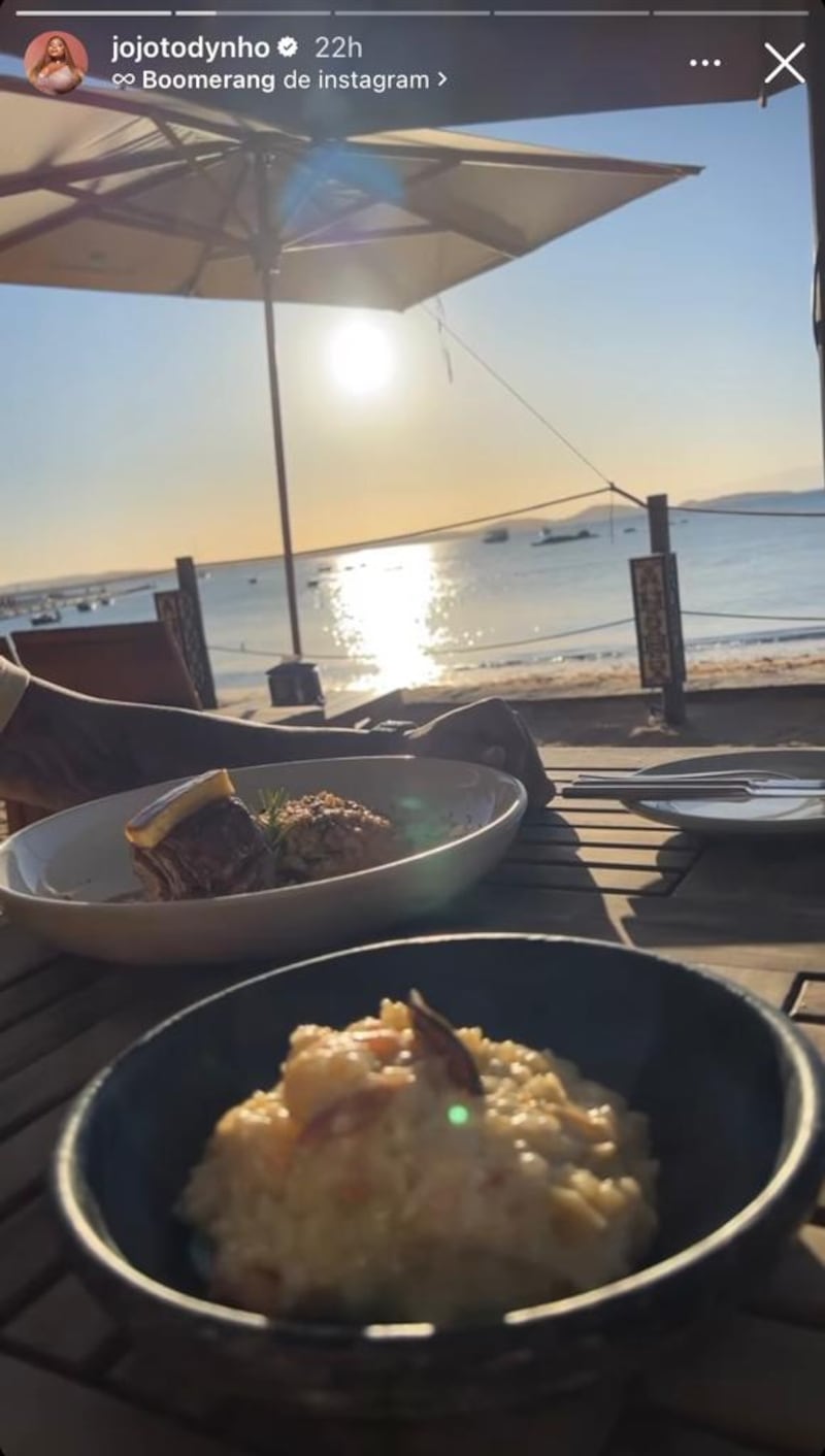 Em Búzios, Jojo Todynho almoça com vista para o mar