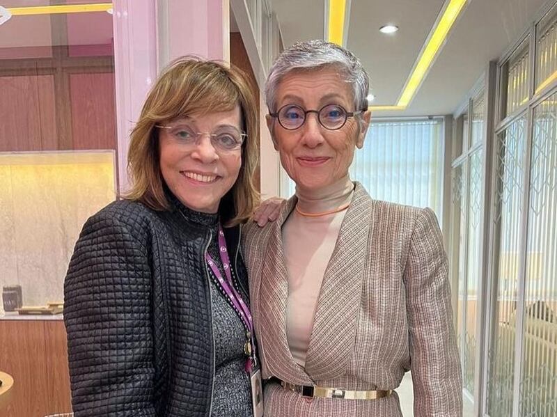 Gloria Perez e Cássia Kis nos bastidores de "Travessia"