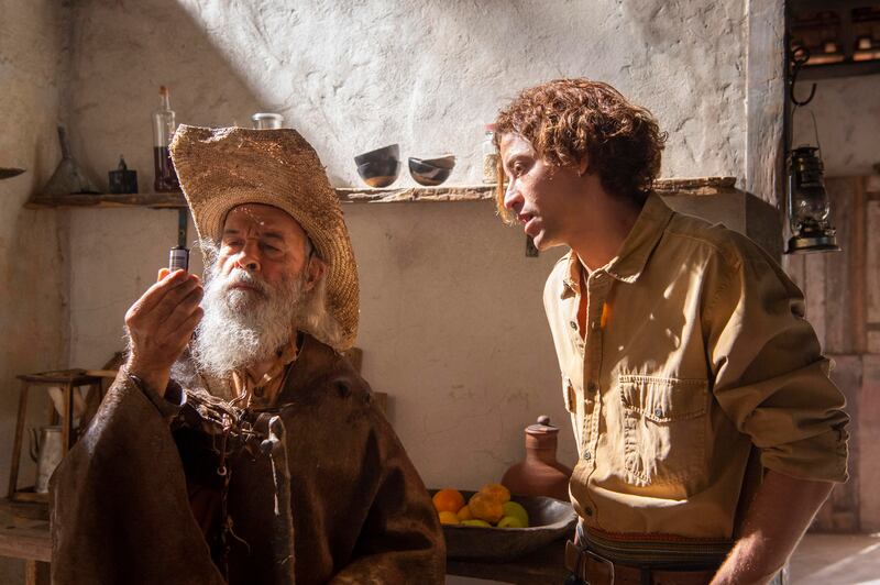 Em Pantanal, Velho do Rio (Osmar Prado) pede o rolo de filme e fica decepcionado com Jove (Jesuíta Barbosa)