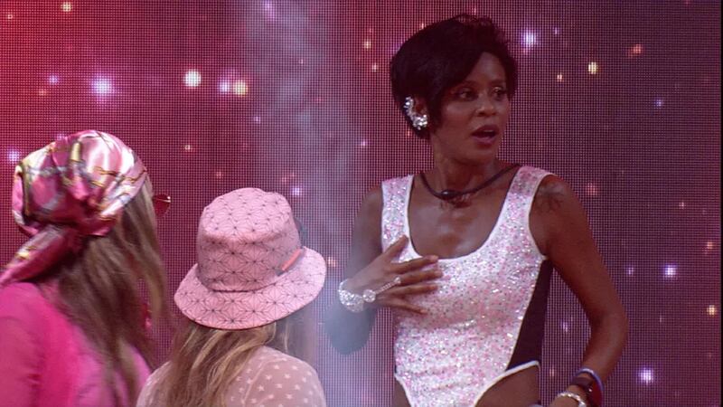 Aline fica chocada ao ouvir sua música na festa do BBB 23