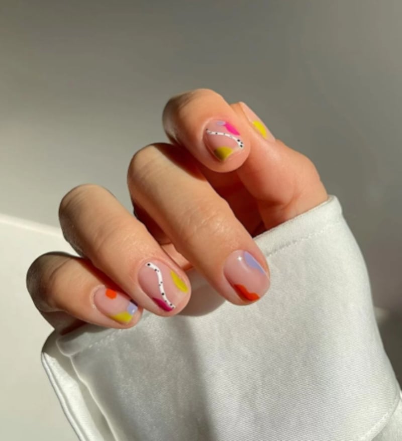 Nail arts coloridas descombinadas - reprodução