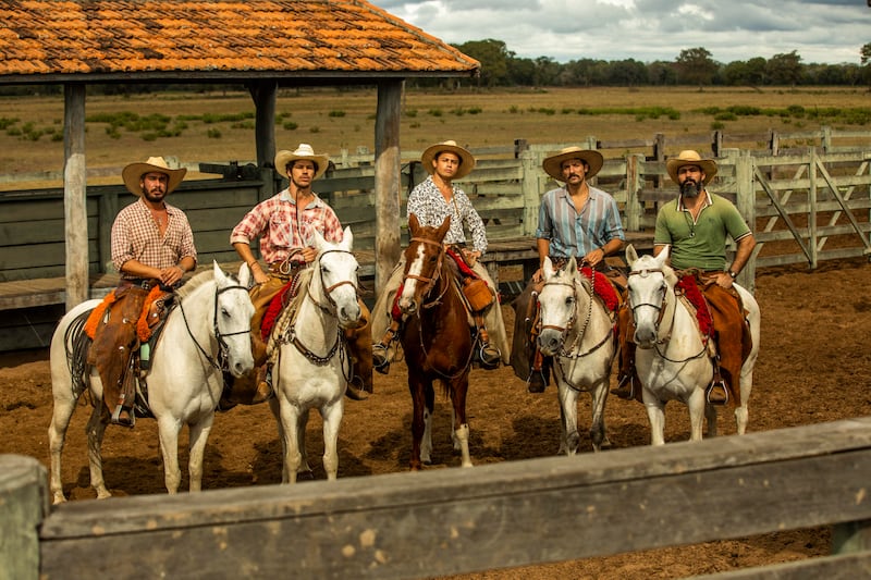 João Zoinho (Thommy Schiavo), Tadeu (José Loreto), Zaquieu (Silvero Pereira), Tibério (Guito) e Alcides (Juliano Cazarré) durante as gravações do remake de Pantanal