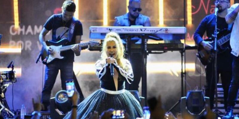 Joelma faz show no Rio e comenta rosto inchado