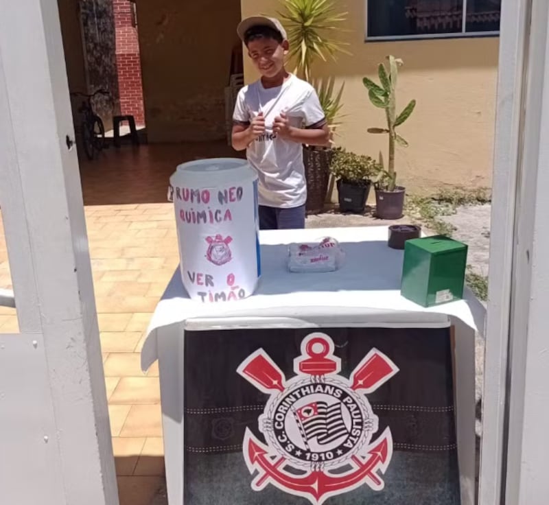 Com sonho de assistir a um jogo do Corinthians, menino monta barraca de ‘suco geladinho’ na porta de casa para conseguir dinheiro do ingresso — Foto: Arquivo Pessoal