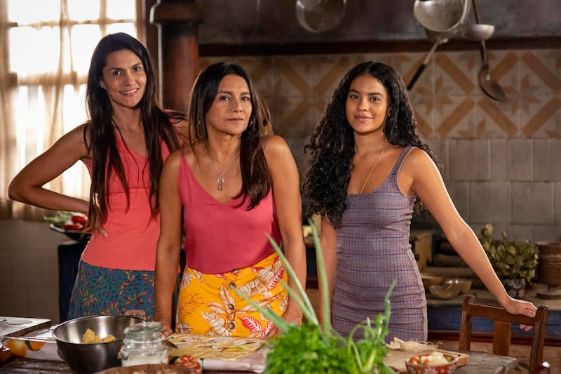 Zefa (Paula Barbosa), Filó (Dira Paes), Muda (Bella Campos) no remake de Pantanal