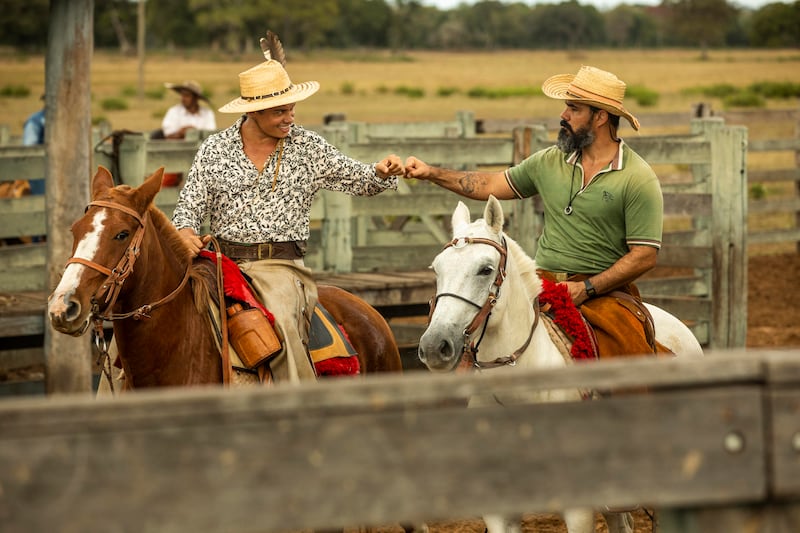 Pantanal: Alcides (Juliano Cazarré) ajuda Zaquieu (Silvero Pereira) em sua primeira comitiva