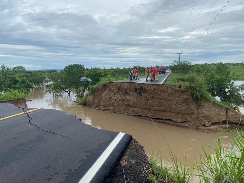 Cratera se abre em rodovia em Sergipe