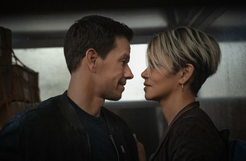 Mark Wahlberg y Halle Berry en una escena de la película de 'El Sindicato'