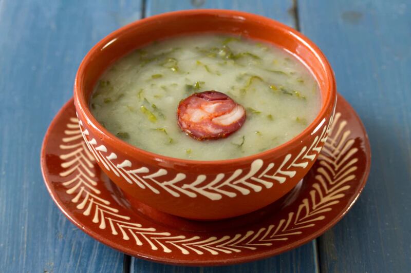 Receita saborosa de caldo verde para fazer em casa em minutos