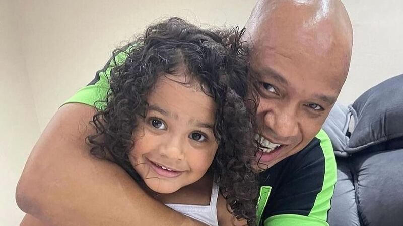 Sem receber a pensão alimentícia de Anderson Leonardo, vocalista do Molejo, Alice pode deixar a escola onde estuda