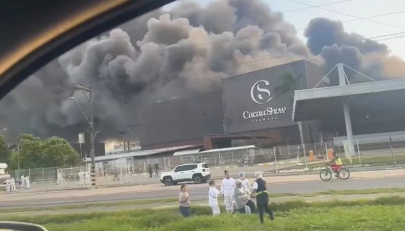 Bombeiros ainda trabalham no combate ao fogo