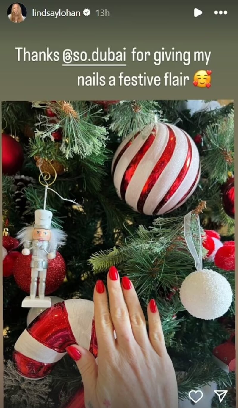 Lindsay Lohan decoró su árbol de Navidad con la temática 'peppermint candy'