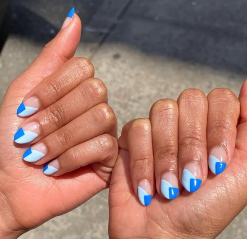 Formas geométricas estão em alta e permitem combinar mais de um tom de azul! (Instagram @paintboxnails/Reprodução)