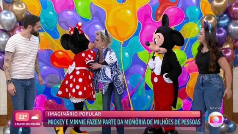 No "Mais Você", Ana Maria Braga, Cauê Fabiano e Ju Masaoka tiram fotos com os personagens da Disney