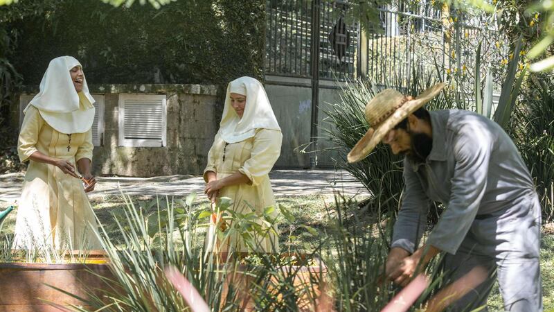 Terra e Paixão: Ramiro vira jardineiro para sequestrar Aline