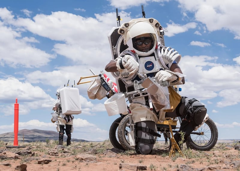 Astronauta , Andre Douglas, recoge muestras de suelo durante la primera de una serie de cuatro caminatas lunares simuladas en Arizona. NASA Josh Valcárcel